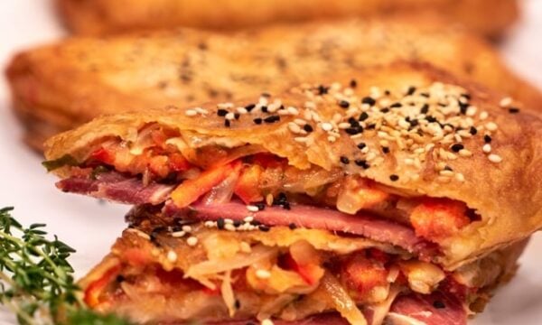 Αυτά τα παστουρμαδοπιτάκια θα σε μαγέψουν και θα χάσεις τα λογικά σου