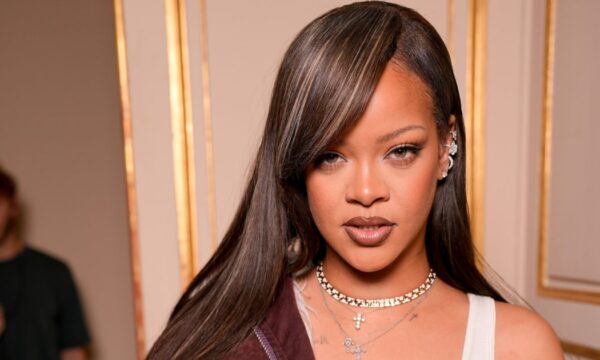 Rihanna: Λάνσαρε ήδη το κορυφαίο καλοκαιρινό πεντικιούρ