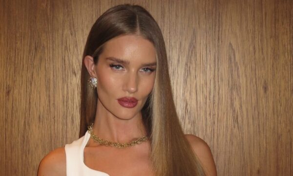 Rosie Huntington-Whiteley: Με γαλλικό κότσο και απαλό μακιγιάζ έκλεψε τις εντυπώσεις σε στυλ παλιού Χόλιγουντ