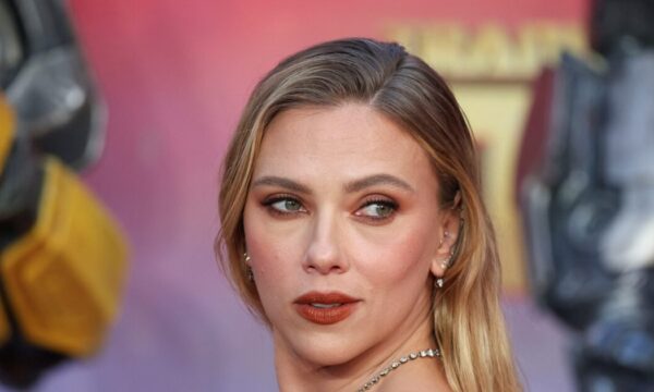 Scarlett Johansson: Εντυπωσιάζει με safari outfit και terracotta μακιγιάζ αποκαλύπτοντας το απόλυτο μονοχρωματικό look