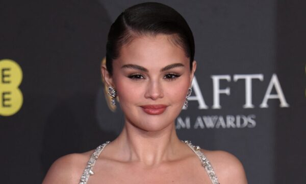 Selena Gomez: To «no makeup» μανικιούρ της είναι η κομψή έμπνευση που αναβαθμίζει όλα τα looks