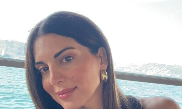 Σταματίνα Τσιμτσιλή: Λάμπει φωτογραφιζόμενη με τις κόρες και τη μητέρα της
