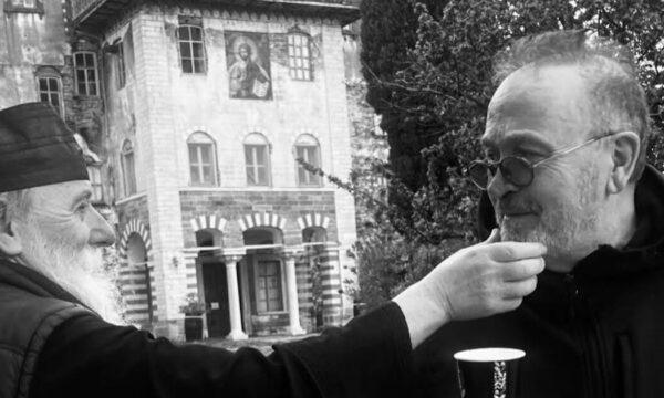 Σταμάτης Γονίδης: Το προσκύνημα του καλλιτέχνη στο Άγιο Όρος – Αποκλειστική εικόνα