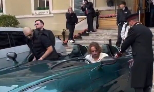 Στέφανος Τσιτσιπάς: Η εντυπωσιακή εμφάνιση με Aston Martin στο Μόντε Κάρλο και οι αντιδράσεις – «Γούστο του αν κάνει επίδειξη πλούτου»