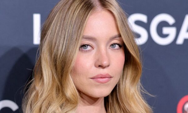 Sydney Sweeney: Το εντυπωσιακό κροκό μανικιούρ της ταιριάζει απόλυτα με το corset και αποτελεί την πιο τολμηρή πρόταση της σεζόν