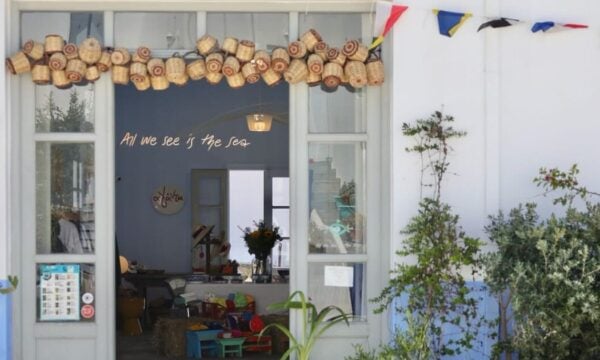 Ένα καλοκαίρι λουσμένο σε χρώμα, φως και αντηλιακή προστασία με νησιώτικη αύρα