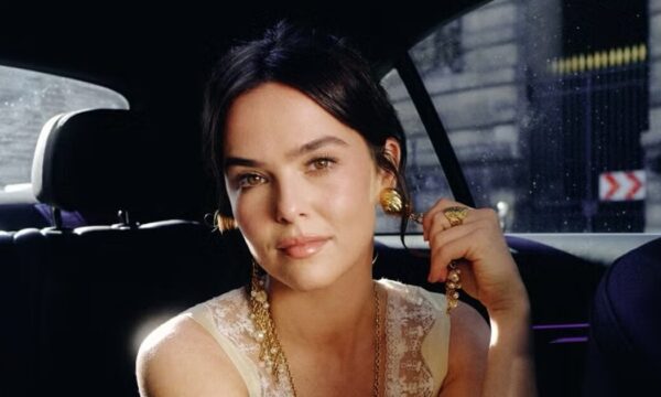 Zoey Deutch: Το vintage κούρεμα bob της αναβιώνει μαγευτικά τα 20’s
