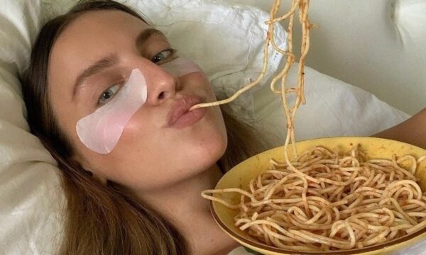 Beauty Snacking: Η επαναστατική τάση ομορφιάς εμπνευσμένη από τα σνακς που απογειώνει την ευεξία μας