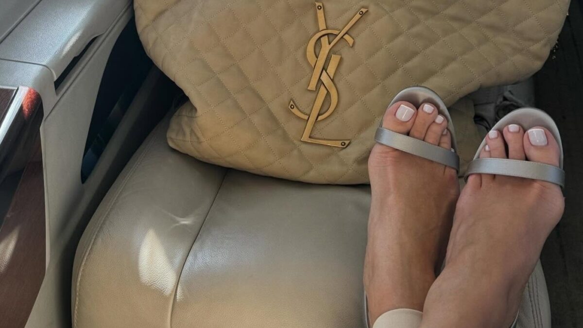 Milky Pedicure: Το μαγευτικό trend που λατρεύει η Rosie Huntington-Whiteley και αποπνέει καλοκαίρι