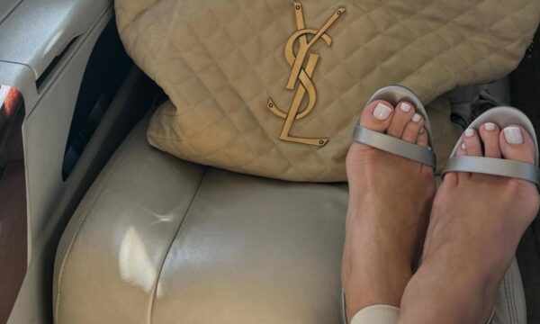 Milky Pedicure: Το μαγευτικό trend που λατρεύει η Rosie Huntington-Whiteley και αποπνέει καλοκαίρι
