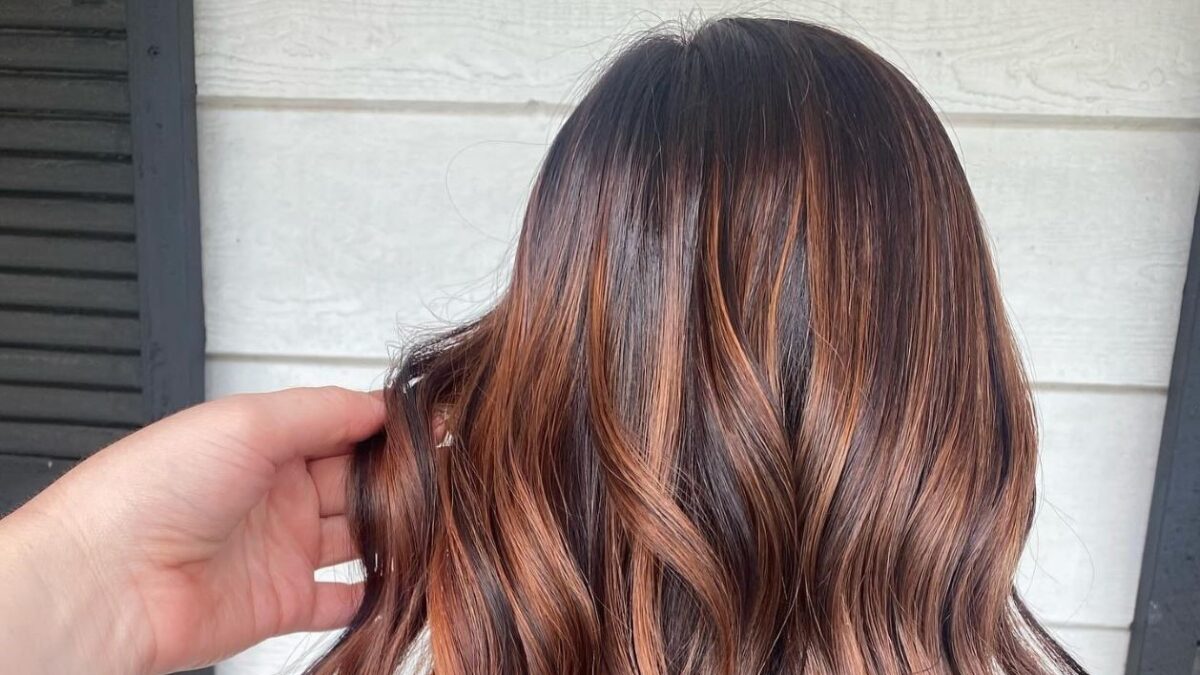 Balayage: Οι εντυπωσιακότεροι χρωματικοί συνδυασμοί που θα σας οδηγήσουν κατευθείαν στο κομμωτήριο
