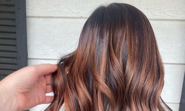 Balayage: Οι εντυπωσιακότεροι χρωματικοί συνδυασμοί που θα σας οδηγήσουν κατευθείαν στο κομμωτήριο