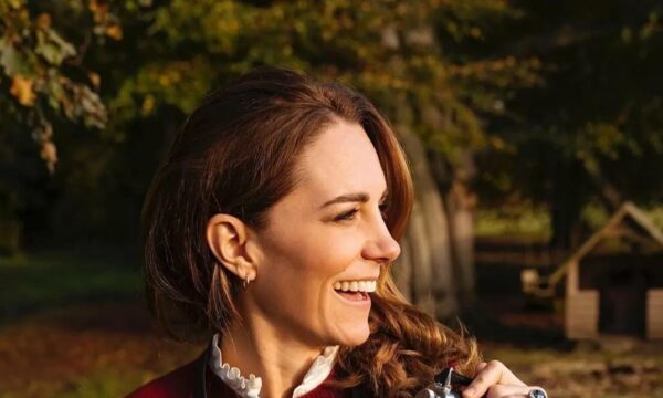 H εμφάνιση της Kate Middleton αναβιώνει το ξεχασμένο αξεσουάρ μαλλιών που λατρέψαμε
