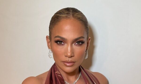 H Jennifer Lopez αποκαλύπτει το μαγευτικό ‘sunkissed’ μακιγιάζ της – Ποιο είναι το μυστικό της