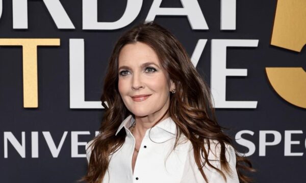 Drew Barrymore: «Απλώς δεν μπορώ να υποστηρίξω κάτι τέτοιο» – Ποια τάση των ’90s απεχθάνεται και ποια λαχταρά να επιστρέψει στη μόδα