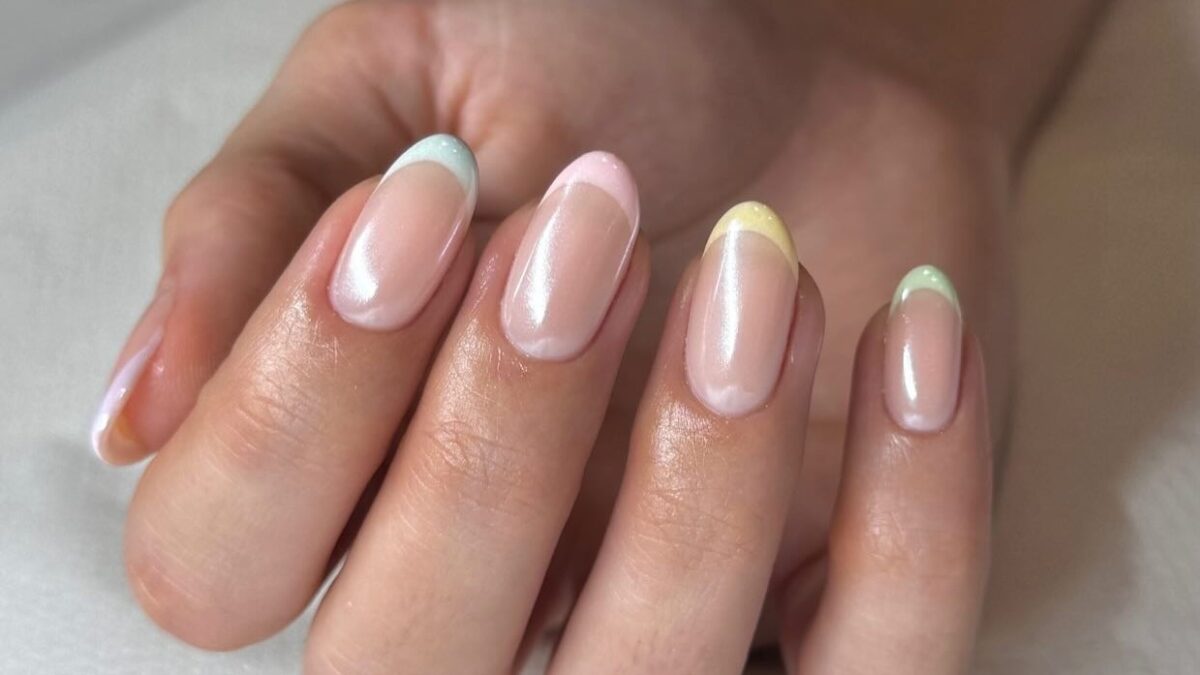 Iced French Manicure: Το γαλλικό μανικιούρ στην πιο λαμπερή εκδοχή του που θα κυριαρχήσει το φετινό καλοκαίρι