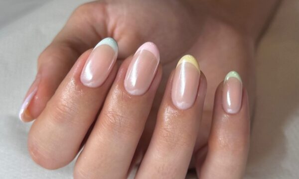 Iced French Manicure: Το γαλλικό μανικιούρ στην πιο λαμπερή εκδοχή του που θα κυριαρχήσει το φετινό καλοκαίρι