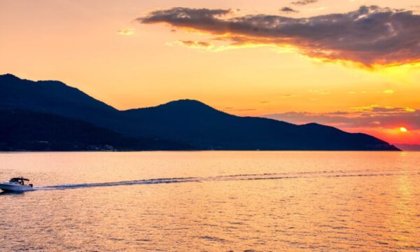 Το μαγευτικό νησί του Βορείου Αιγαίου των 13.000 κατοίκων που κατακλύζεται από 1,5 εκατ. τουρίστες το καλοκαίρι