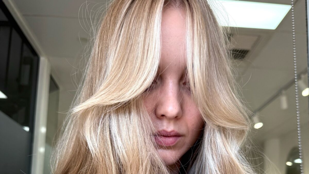 Το Butterscotch Blonde είναι η πιο γοητευτική απόχρωση που θα μαγνητίσει το καλοκαίρι
