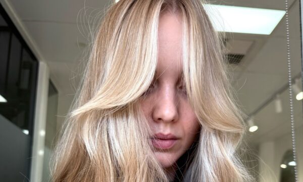 Το Butterscotch Blonde είναι η πιο γοητευτική απόχρωση που θα μαγνητίσει το καλοκαίρι