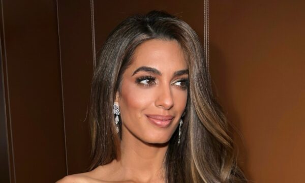 Το άρωμα μαλλιών της Amal Clooney είναι το μυστικό για να μαγνητίζετε όλα τα βλέμματα – Διαθέσιμο και στην Ελλάδα