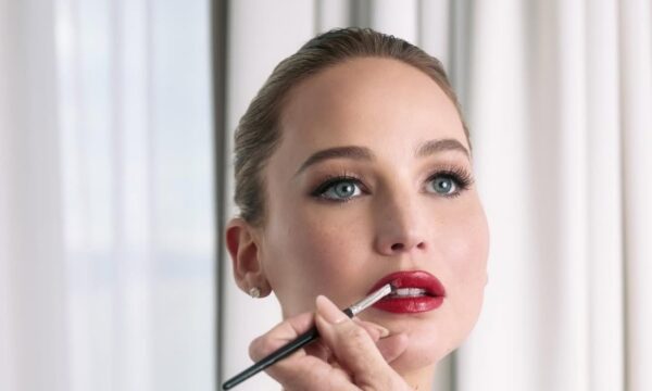 Πιο λαμπερή από ποτέ: Η Jennifer Lawrence μαγεύει τις Κάννες με αξεπέραστα μαθήματα μακιγιάζ