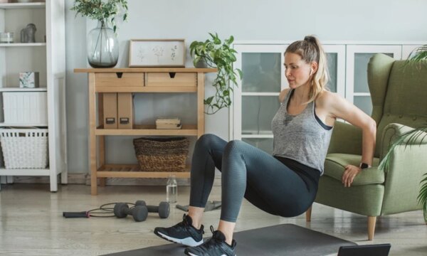 Εκρηκτικό workout για σφριγηλούς γλουτούς και πόδια με μόνο 1 καρέκλα