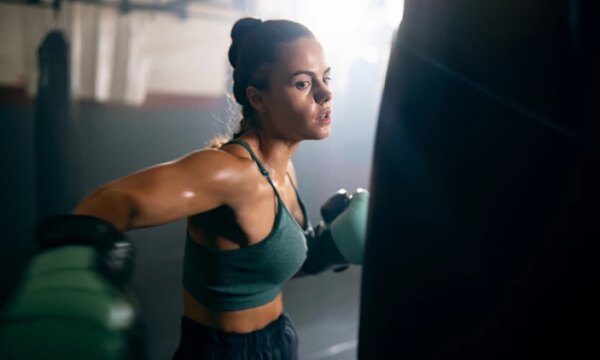 Το kick boxing απογειώνει σώμα και ψυχολογία – Η δυναμική τάση που μαγνητίζει τις γυναίκες