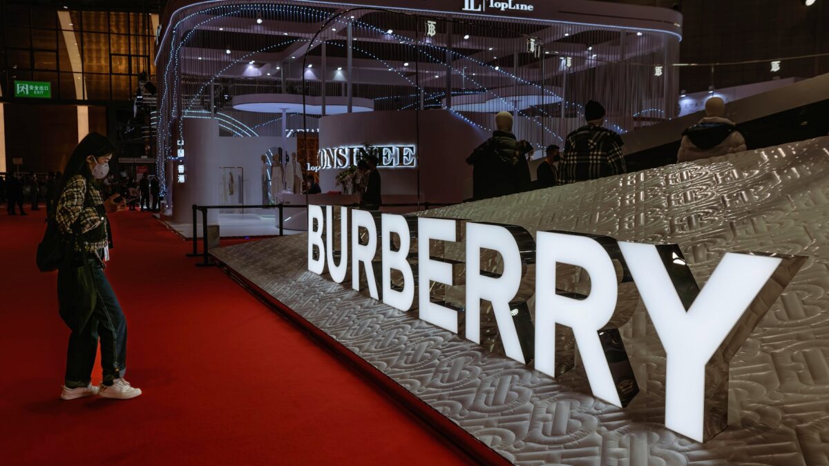 Η Burberry σοκάρει με κύμα απολύσεων – «Ψαλίδι» σε 1.700 θέσεις εργασίας
