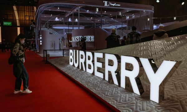 Η Burberry σοκάρει με κύμα απολύσεων – «Ψαλίδι» σε 1.700 θέσεις εργασίας