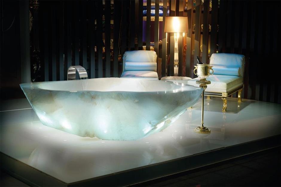 Κρυστάλλινη μπανιέρα - Crystal Tub από την εταιρεία Baldi Home Jewels - Κοστίζει γύρω στο 1.100.000 δολάρια.