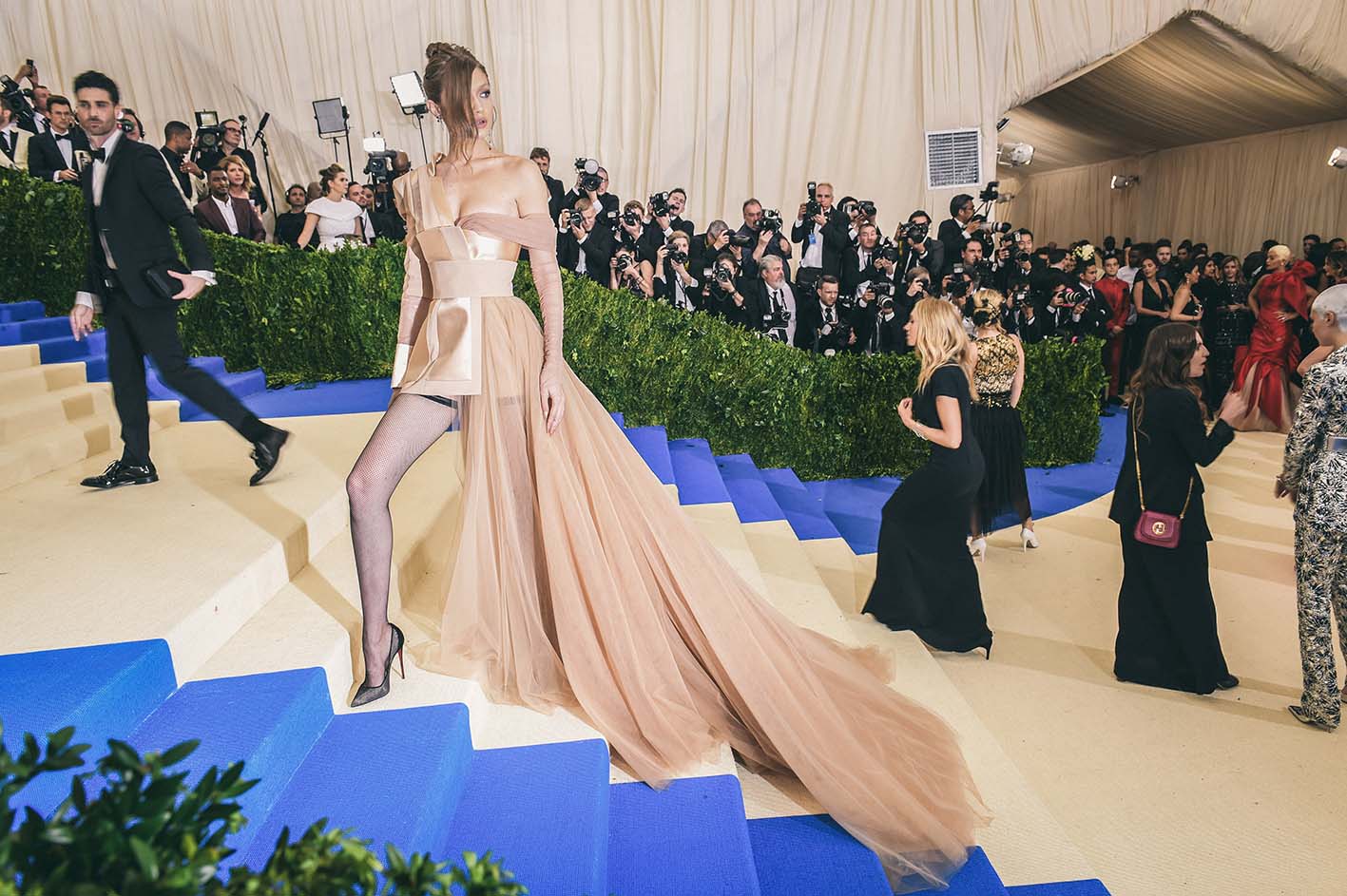Η Gigi Hadid παρευρίσκεται στο Met Gala "Rei Kawakubo/Comme des Garcons: Art Of The In-Between" στο Μητροπολιτικό Μουσείο Τέχνης την 1η Μαΐου 2017 στη Νέα Υόρκη.