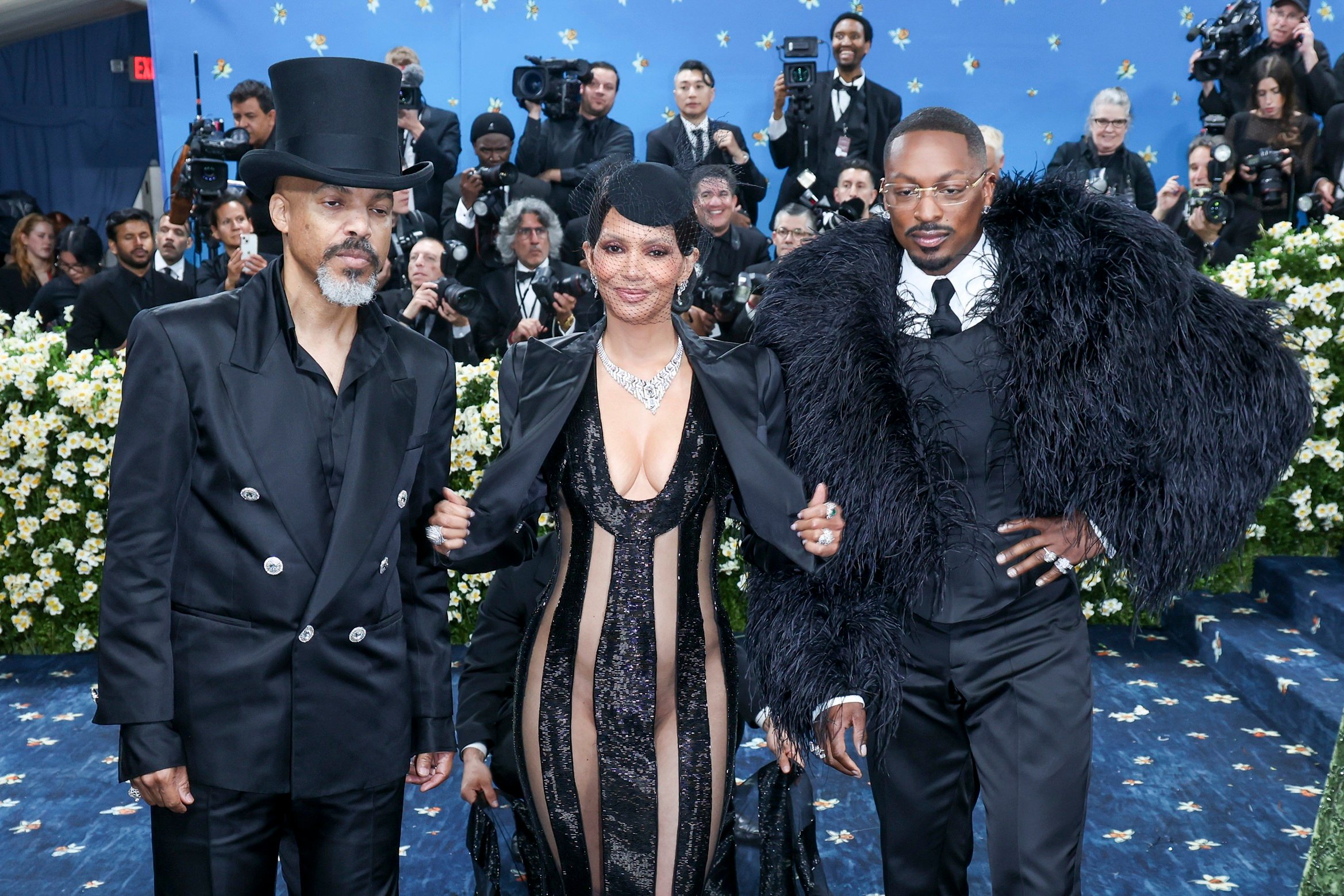 O Van Hunt, η Halle Berry και ο LaQuan Smith στο κόκκινο χαλί του Met Gala, στις 5 Μαΐου 2025