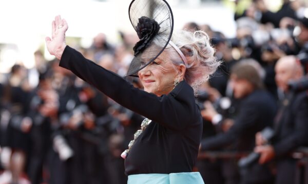 Helen Mirren: Εντυπωσιάζει στις Κάννες με εκθαμβωτικό κολιέ 400 καρατίων