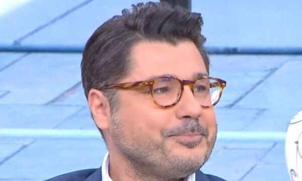 Λάμπρος Κωνσταντάρας: «Δεν επιχείρησα να κλέψω την παράσταση από την Ελένη Τσολάκη, απολαμβάνω τον ρόλο του παρουσιαστή»
