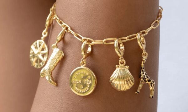 Charm Jewellery 2025: Τα ακαταμάχητα βραχιόλια και κολιέ που μαγεύουν το TikTok