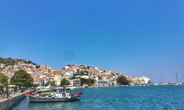 Ποιο ελληνικό νησί βρίσκεται στους κορυφαίους προορισμούς της Ευρώπης για άνοιξη και καλοκαίρι