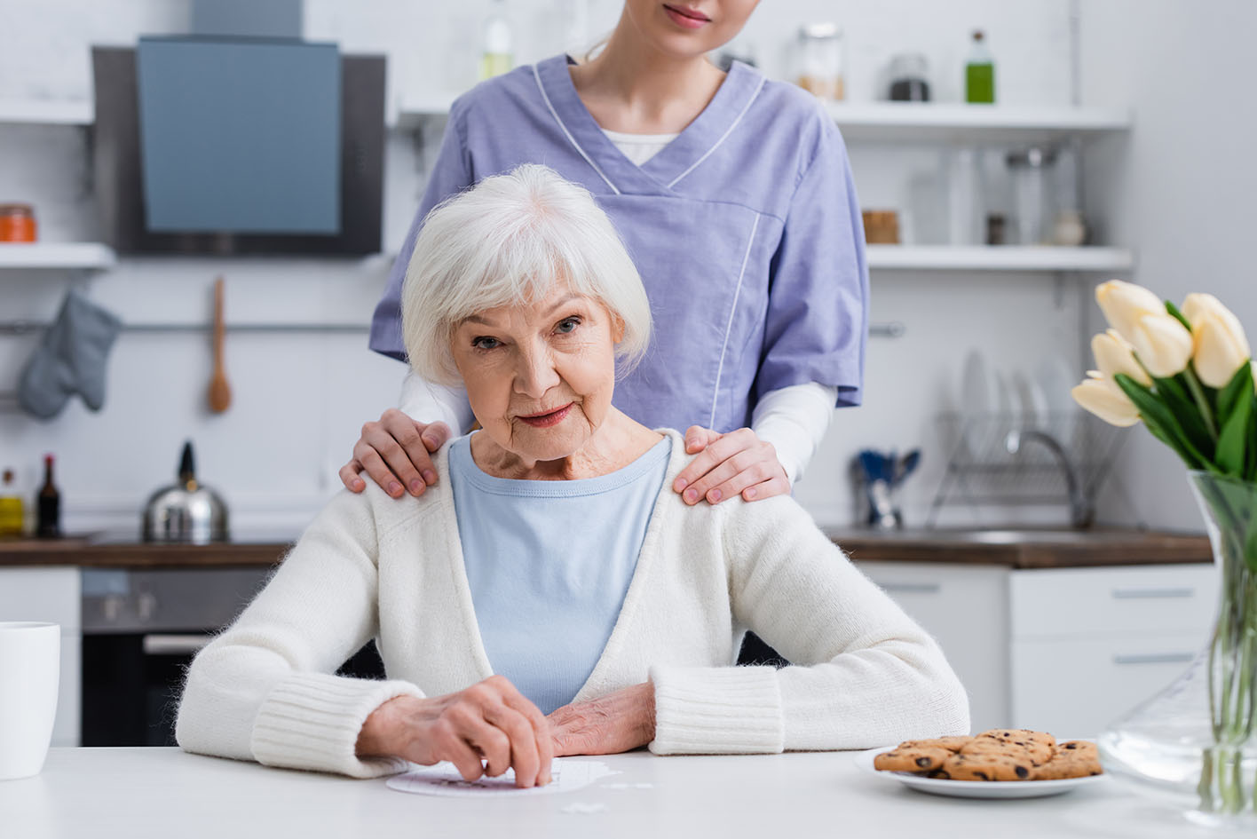 Γυναίκα μεγάλη σε ηλικία με Alzheimer με τον φροντιστή της