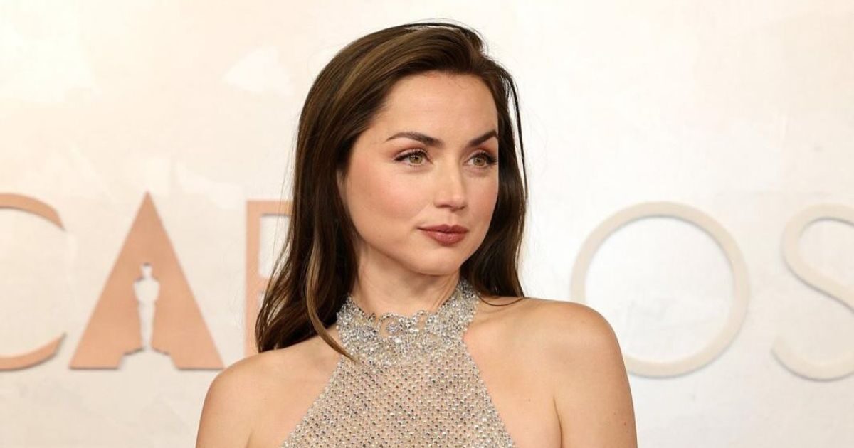 H κομψή αλογοουρά της Ana de Armas είναι το ιδανικό χτένισμα για τις απαιτητικές μέρες