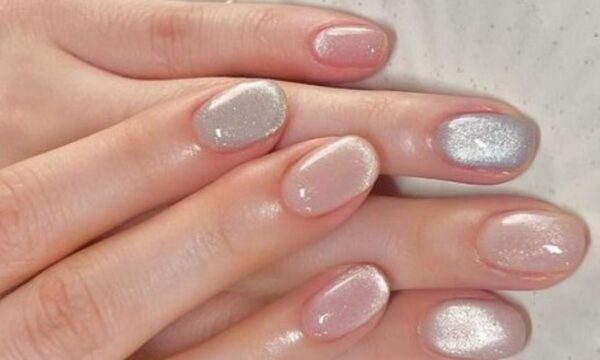 Angel Chrome Nails: Χάρισε μαγική λάμψη στο minimal μανικιούρ