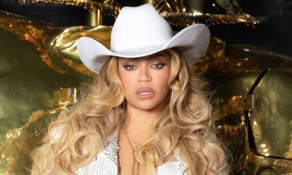 Beyonce: Το εντυπωσιακό chrome μανικιούρ της συνδυάζεται τέλεια με το cowgirl look της