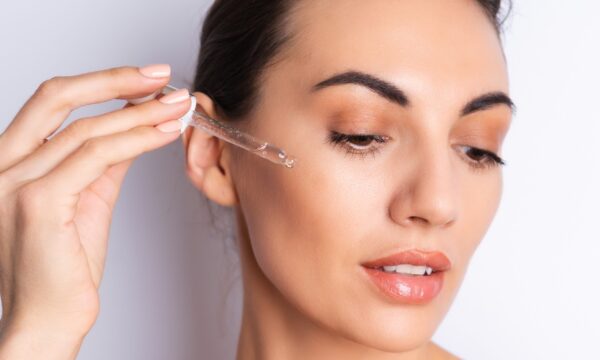 Χωρίς βελόνες και χημικά: Μαγικές DIY «σταγόνες Botox» για δέρμα μεταξένιο και αψεγάδιαστο