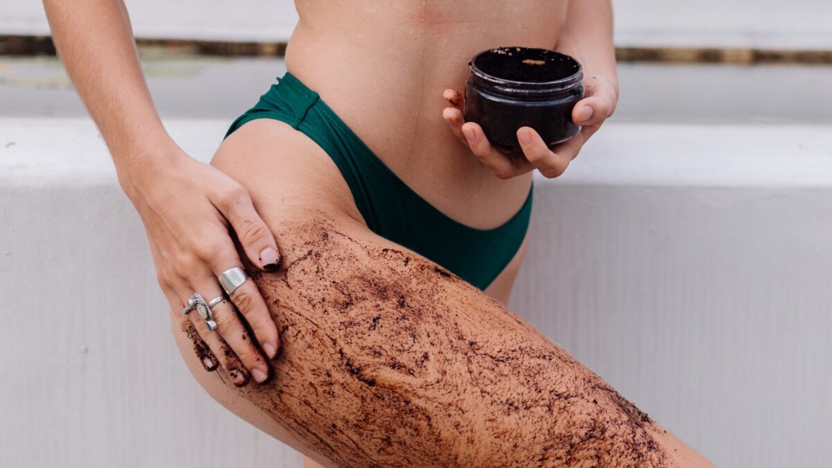 Αντίο κυτταρίτιδα: Το μαγικό scrub με καφέ που εξαφανίζει τις ατέλειες
