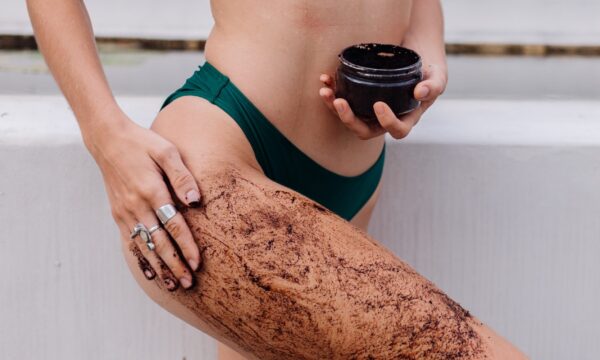 Αντίο κυτταρίτιδα: Το μαγικό scrub με καφέ που εξαφανίζει τις ατέλειες