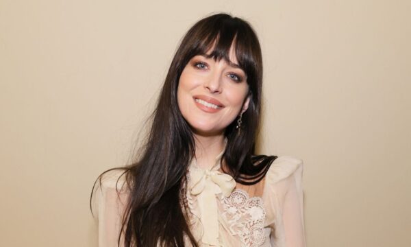 Η Dakota Johnson αποκαλύπτει το απόλυτα κομψό hairstyle για τέλειες αφέλειες