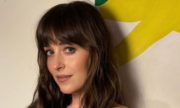 Dakota Johnson: Λατρεύει ξανά το μποέμ χτένισμα-σήμα κατατεθέν της