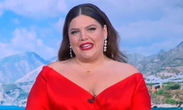 Δανάη Μπάρκα: «Έχουμε επιλέξει να μην πέσουμε στα πατώματα» – Η συμβολική εμφάνιση με το ίδιο φόρεμα της πρεμιέρας πριν πέντε χρόνια