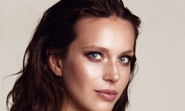 Dewy Makeup: Αποκάλυψε το μυστικό για λαμπερό, ζουμερό μακιγιάζ