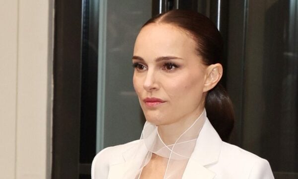 Dior Cruise 2025: Τα beauty looks των διασήμων λάμπουν με κομψή απλότητα στο total white dress code