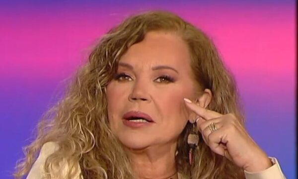 Ελένη Δήμου: «Ο σύζυγός μου απεχθάνεται το μακιγιάζ και τα κουρέματά μου» – Η απώλεια που σφυρηλάτησε τη σχέση τους
